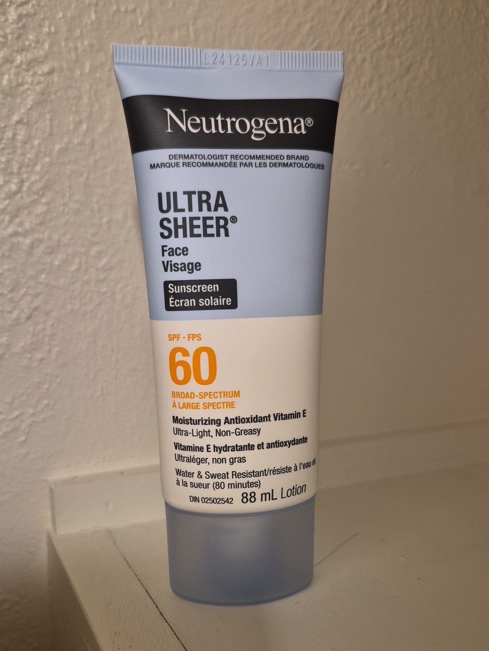 💙 Neutrogena - NEW Ultra Sheer Face Sunscreen SPF 60 - Light Blue & Cream